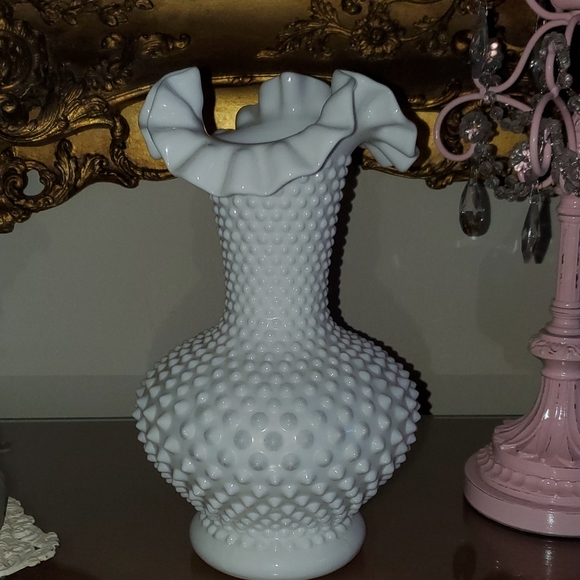 Vtg Fenton White Milk Glass Ruffle Hobnail Vase - Picture 5 of 15